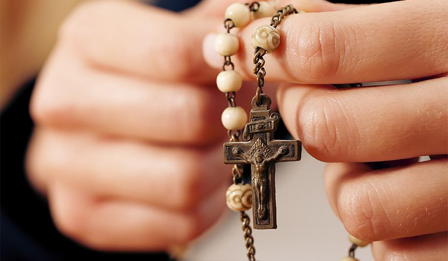 Priest calls police on mother of 11 praying in empty church
without a mask 1