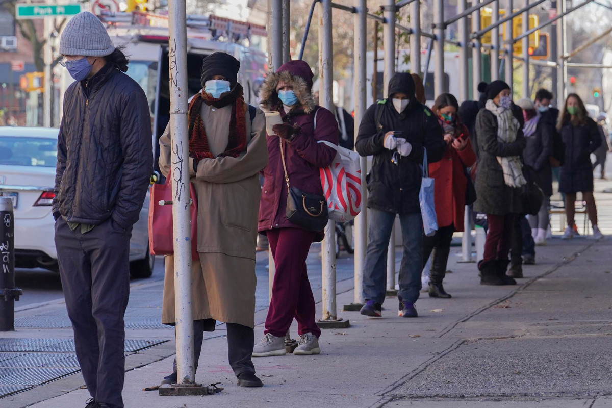 Rich New Yorkers are hiring line-waiters to sit in COVID-19
testing queues 1