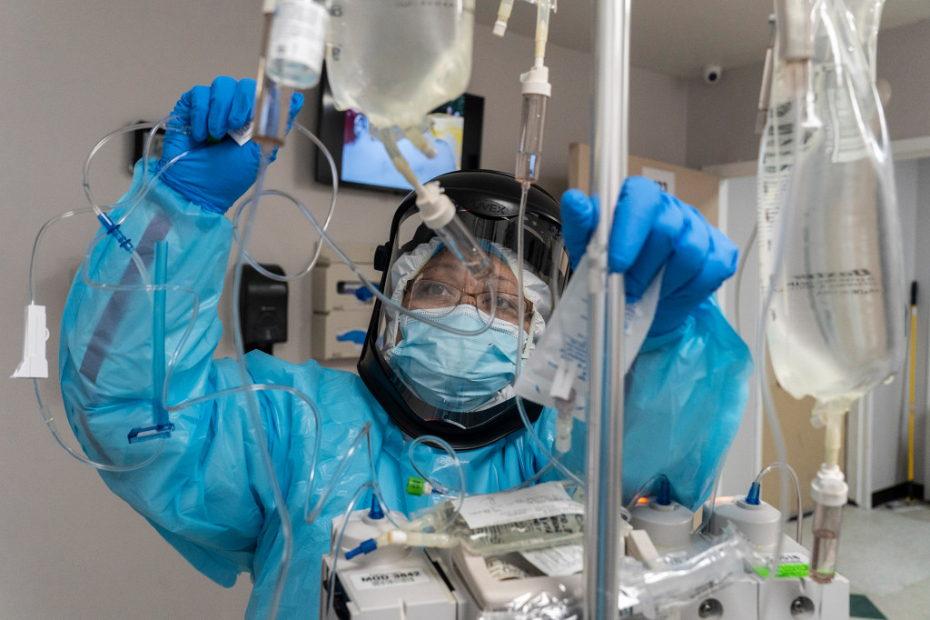 US COVID-19 cases, hospitalizations set records on
Thanksgiving 1