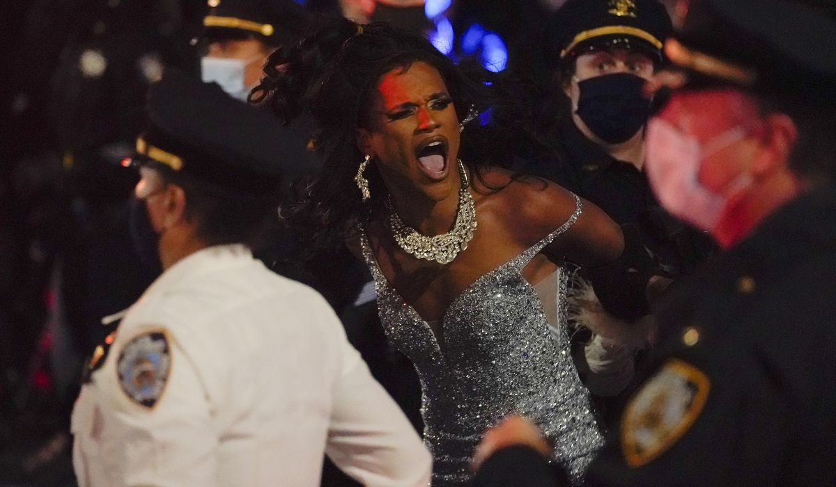 NYC police tangle with protesters for second straight
night 1