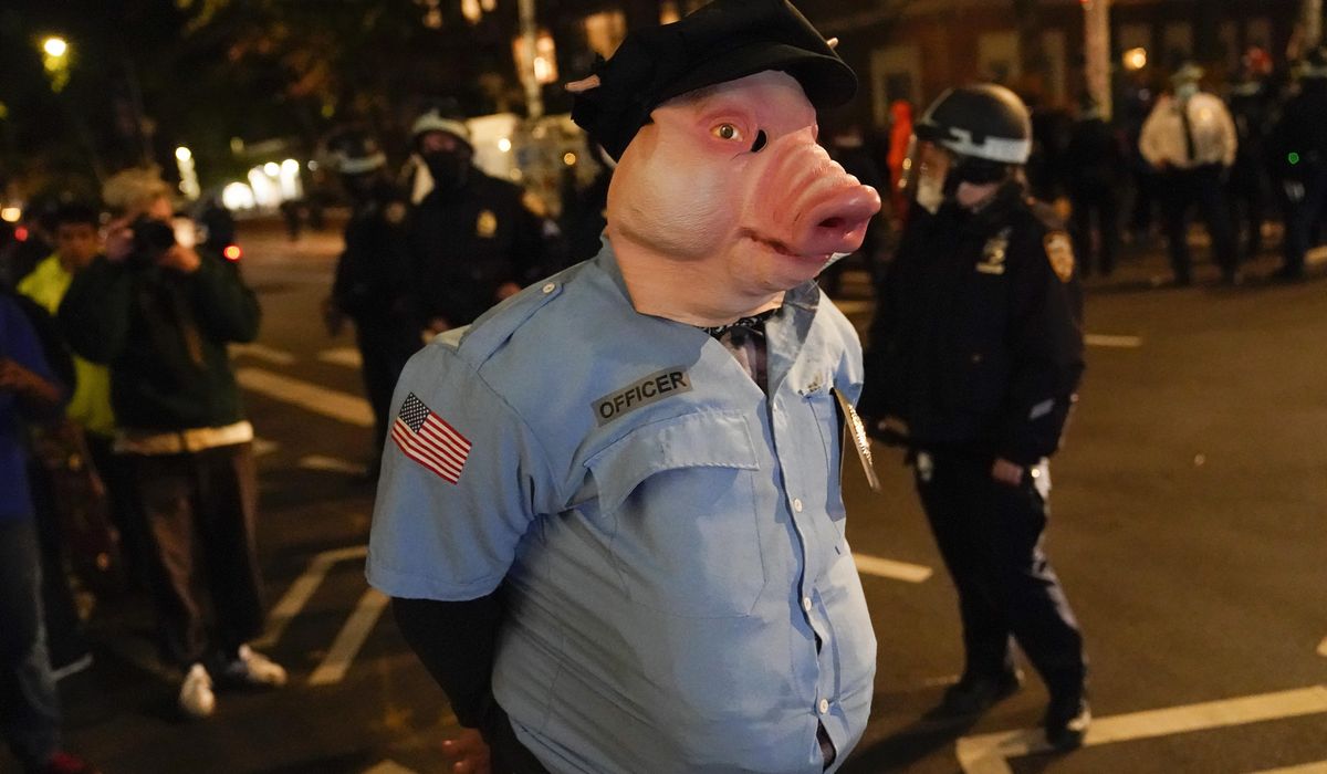 New York election protests turn violent; dozens
arrested 1