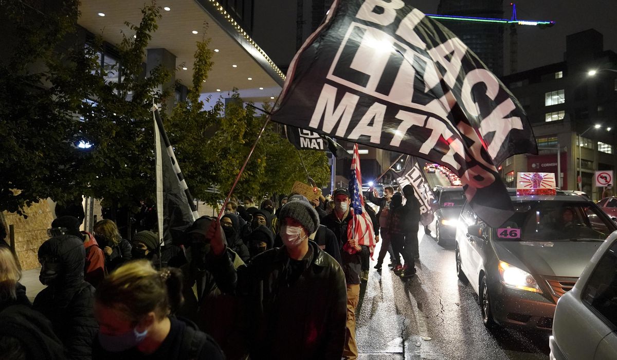 Protesters gather near White House, no wide unrest
seen 1