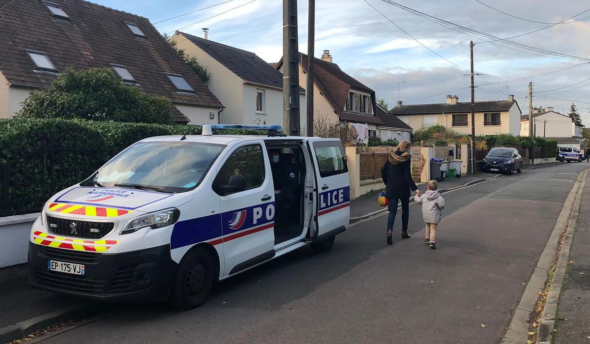 French schools reopen in mourning after beheading of
teacher 1