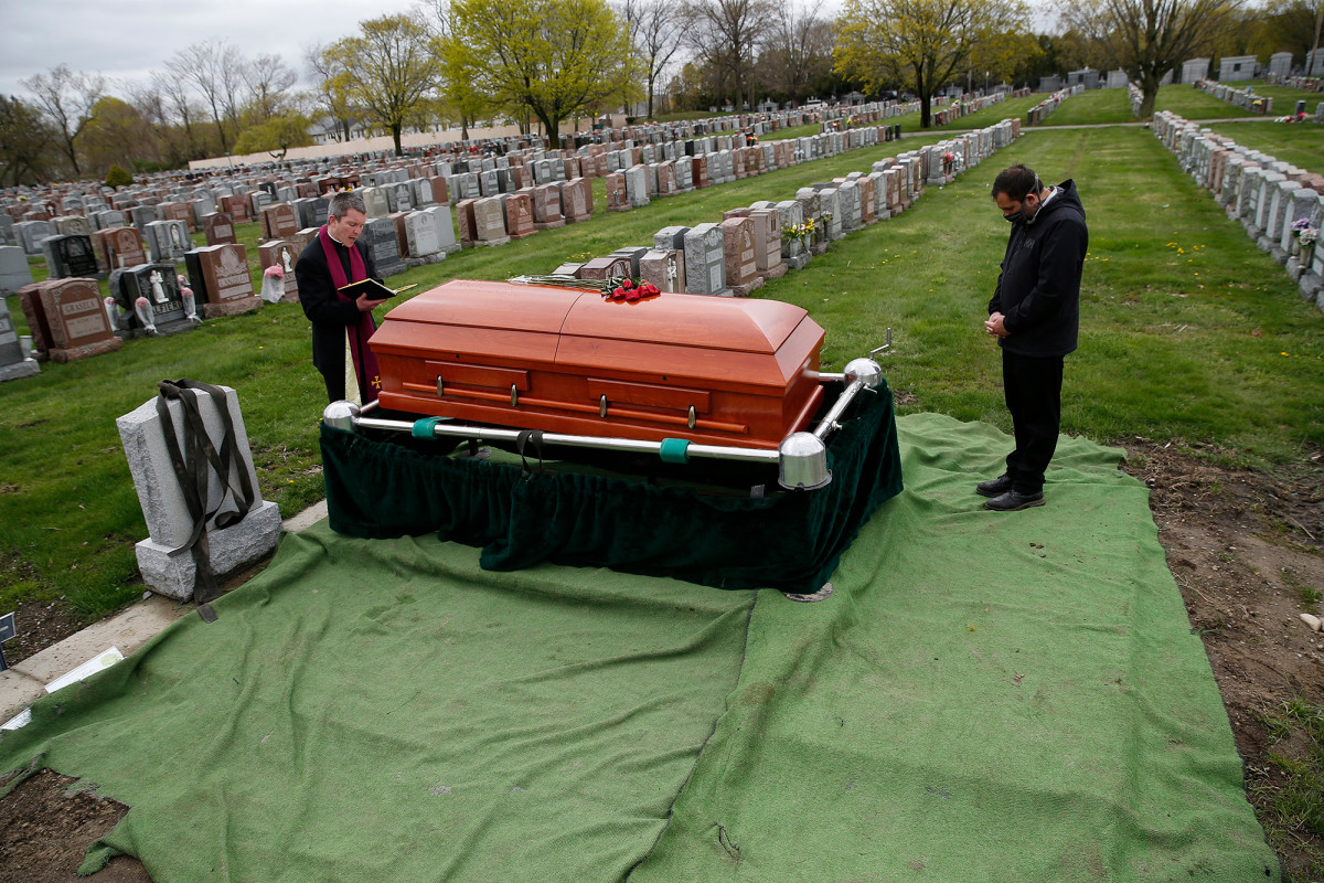 US records highest daily COVID-19 death toll since
May 1