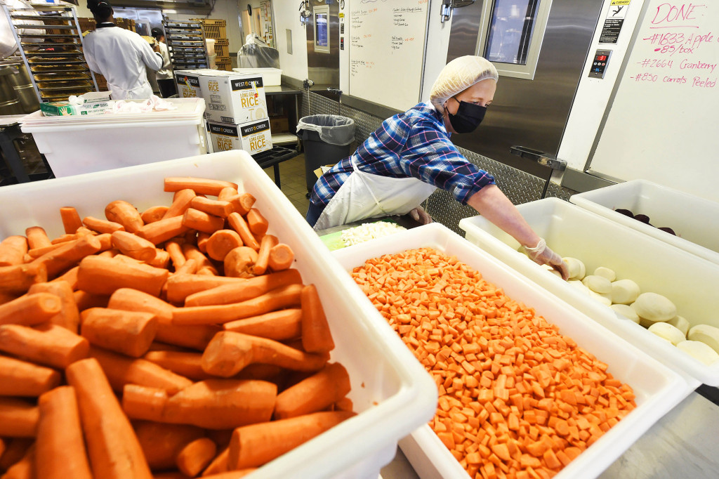 NYC food bank volunteers — including Tracy Morgan — gear up
amid COVID-19 1