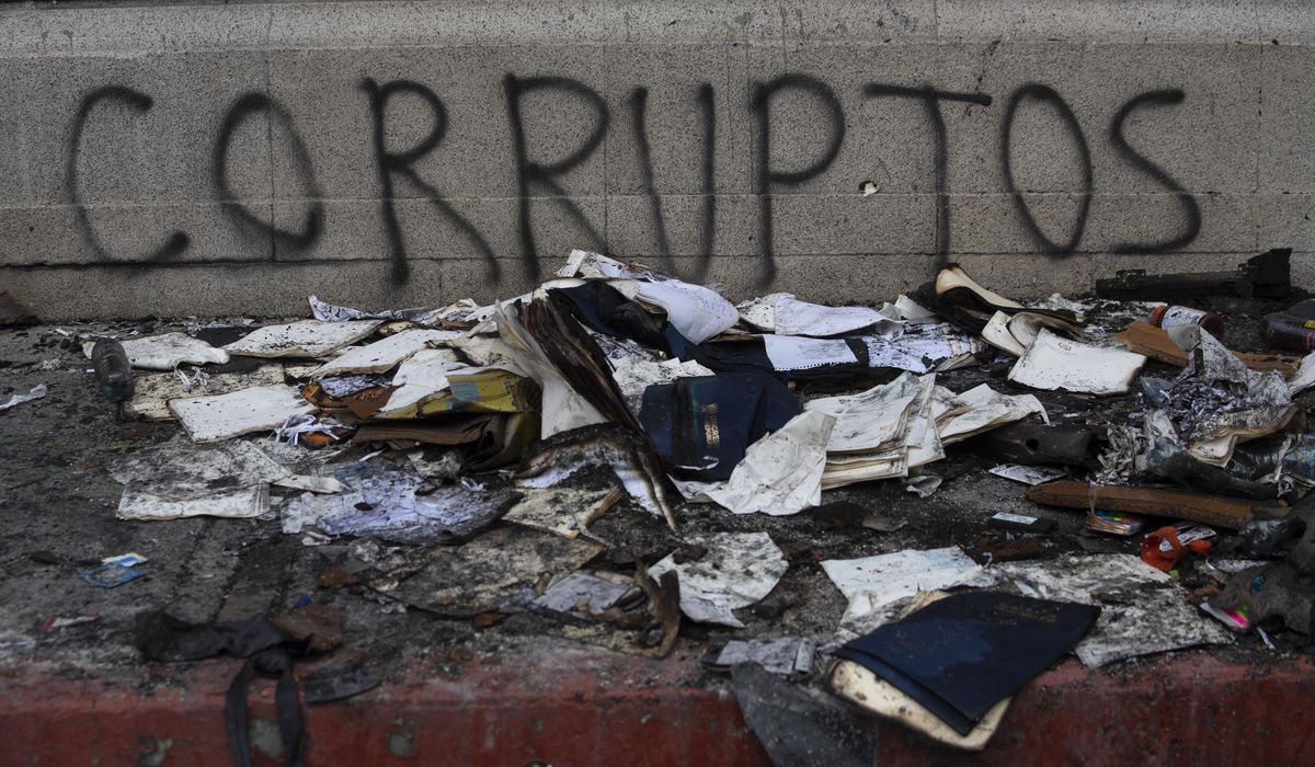 Guatemala condemns fire at Congress; 12 injured in
protests 1