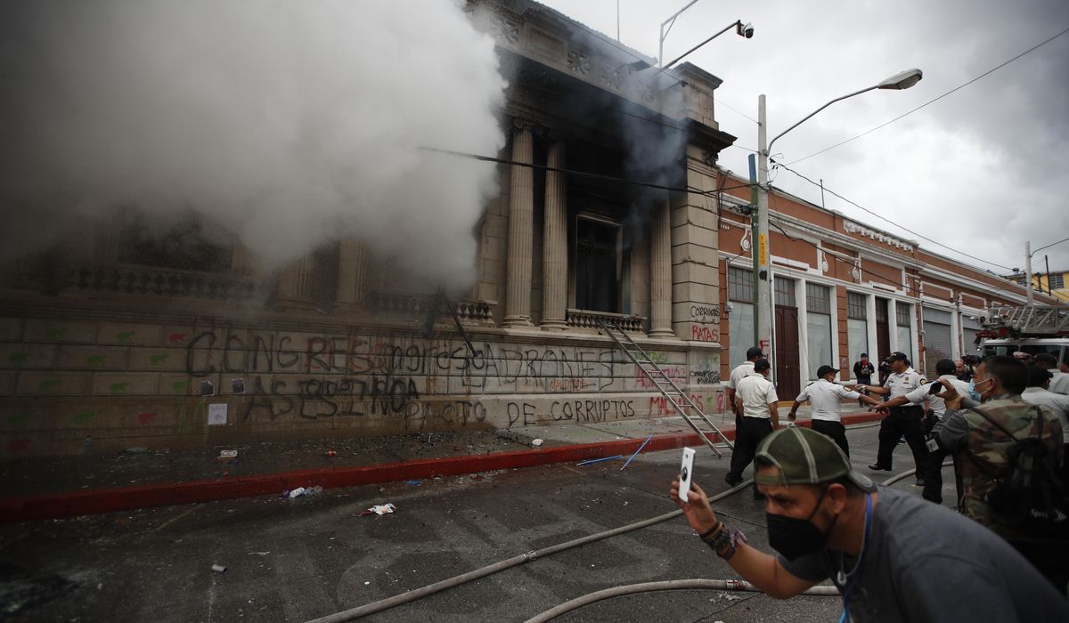 Protesters burn part of Guatemala's Congress
building 1