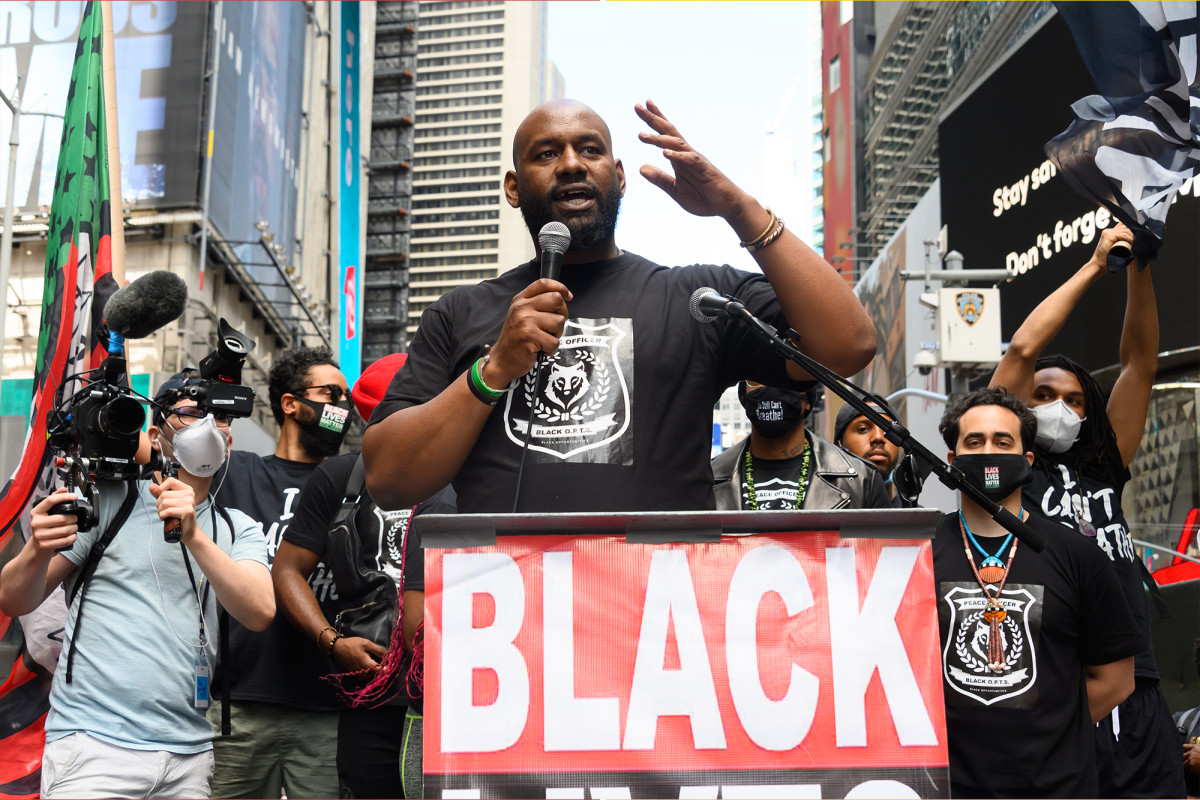 Black Lives Matter leader arrested during anti-Trump
protests in Manhattan 1