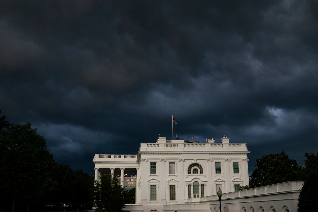 ‘Non-scalable’ fence installed around White House amid
protest fears 1
