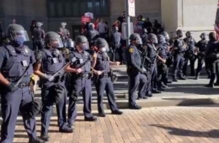 Police In Riot Gear Arrive In Pittsburgh To Break Up
Pro-Trump And Anti-Trump Protesters 1