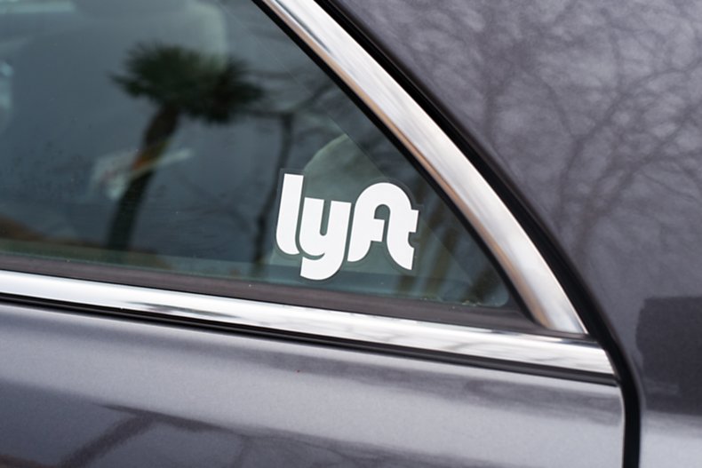 Lyft Driver Who Suffered Racist Abuse Over Mask-Wearing in
Viral Video Contracts COVID 1