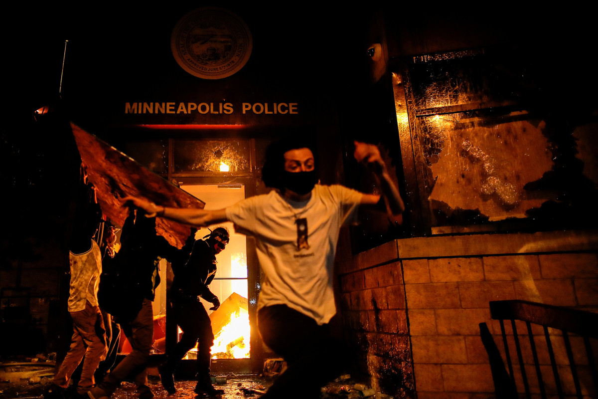 Protester pleads guilty to helping set fire to Minneapolis
police precinct 1