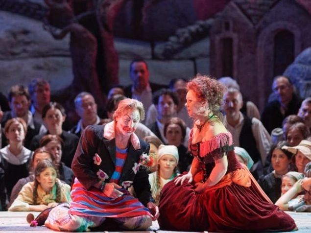 Even With New Lockdowns, Streaming Opera Keeps the Art
Lively 1