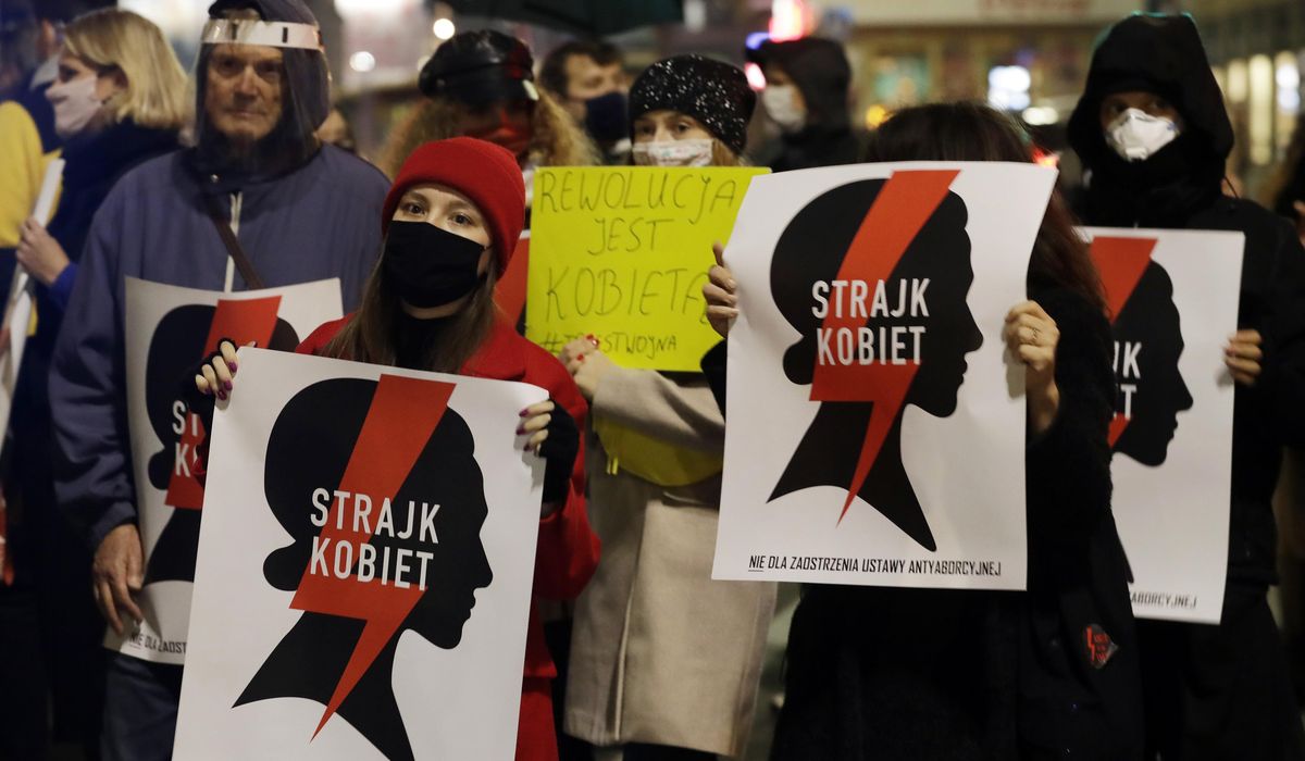 Poland delays implementing abortion ruling amid
protests 1