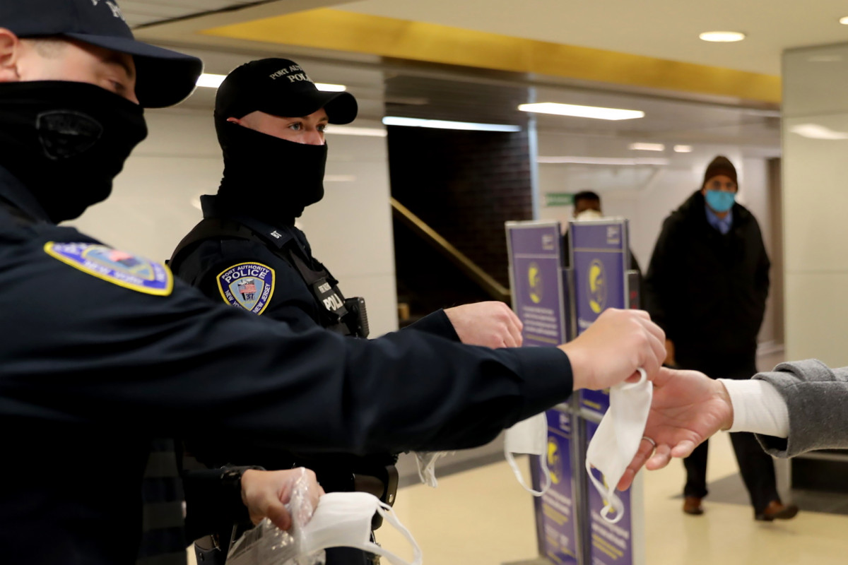 Maskless travelers walk scot-free on first day of Port
Authority fines 1