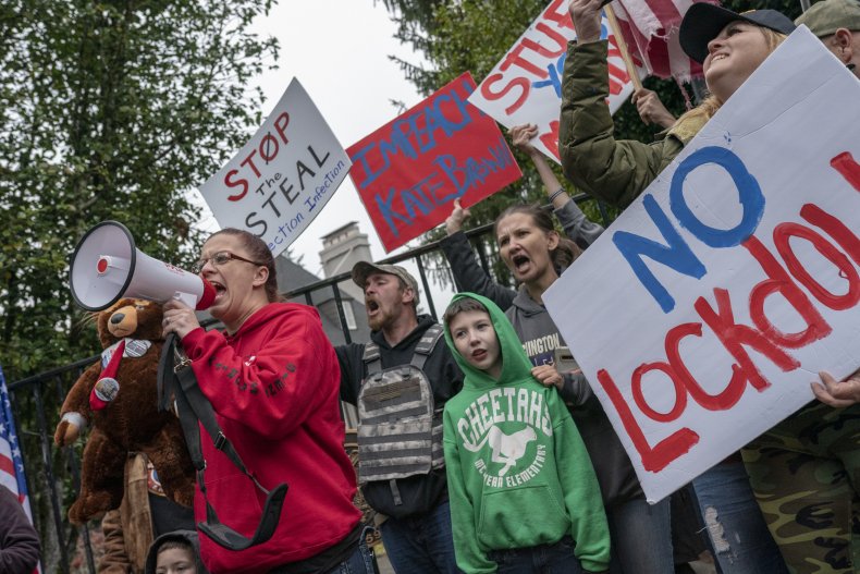 Hundreds of Anti-Lockdown Protesters Gather for Thanksgiving
Meal at Oregon State Capitol 1
