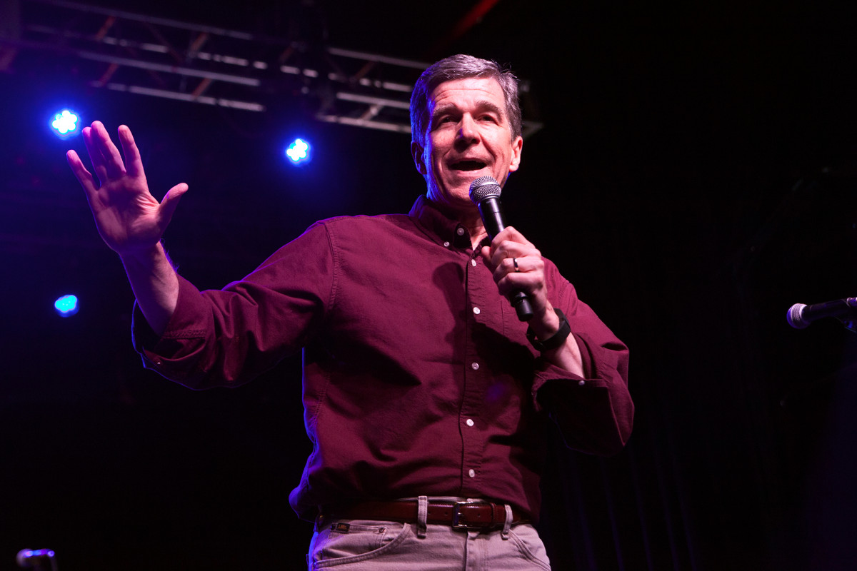 North Carolina Gov. Roy Cooper orders gym patrons to wear
masks amid COVID-19 1