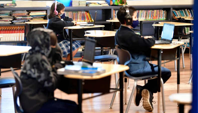 Teacher Educates Her Class From Her Hospital Bed to Keep
Them From Falling Behind 1
