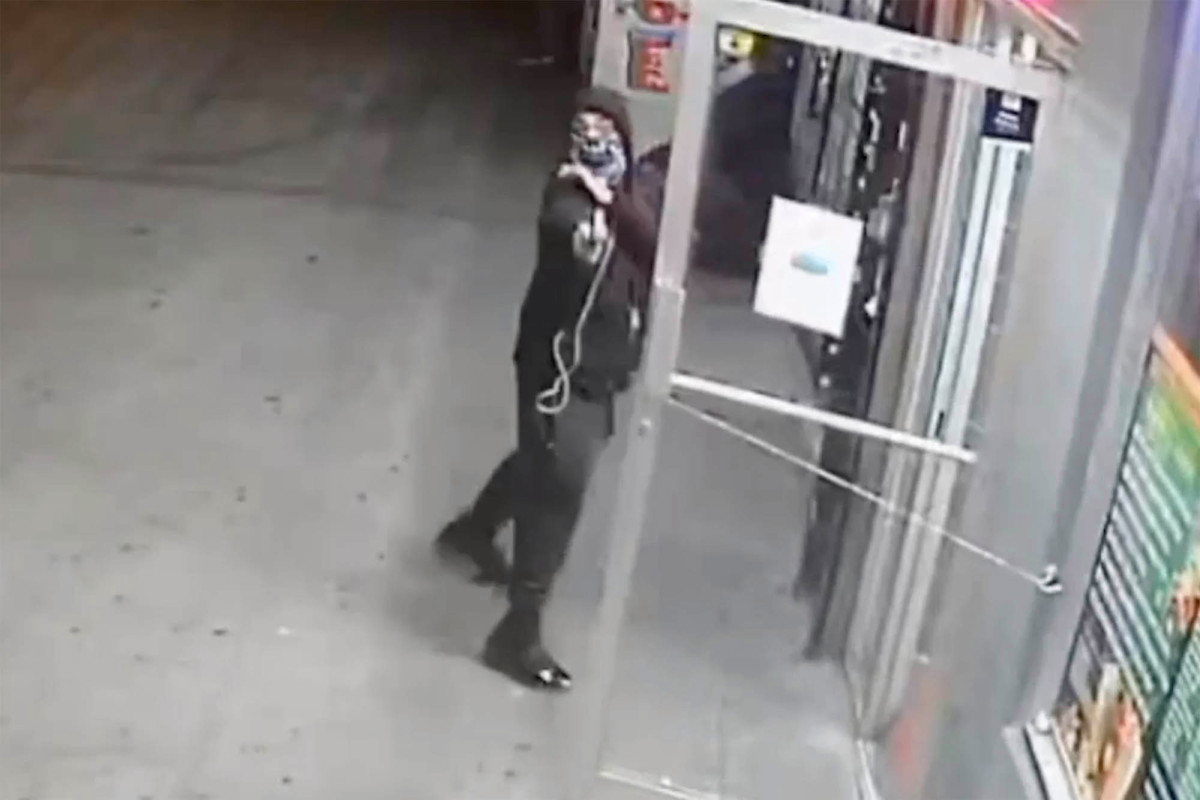 Disturbing video shows gunman open fire on busy Bronx
street 1