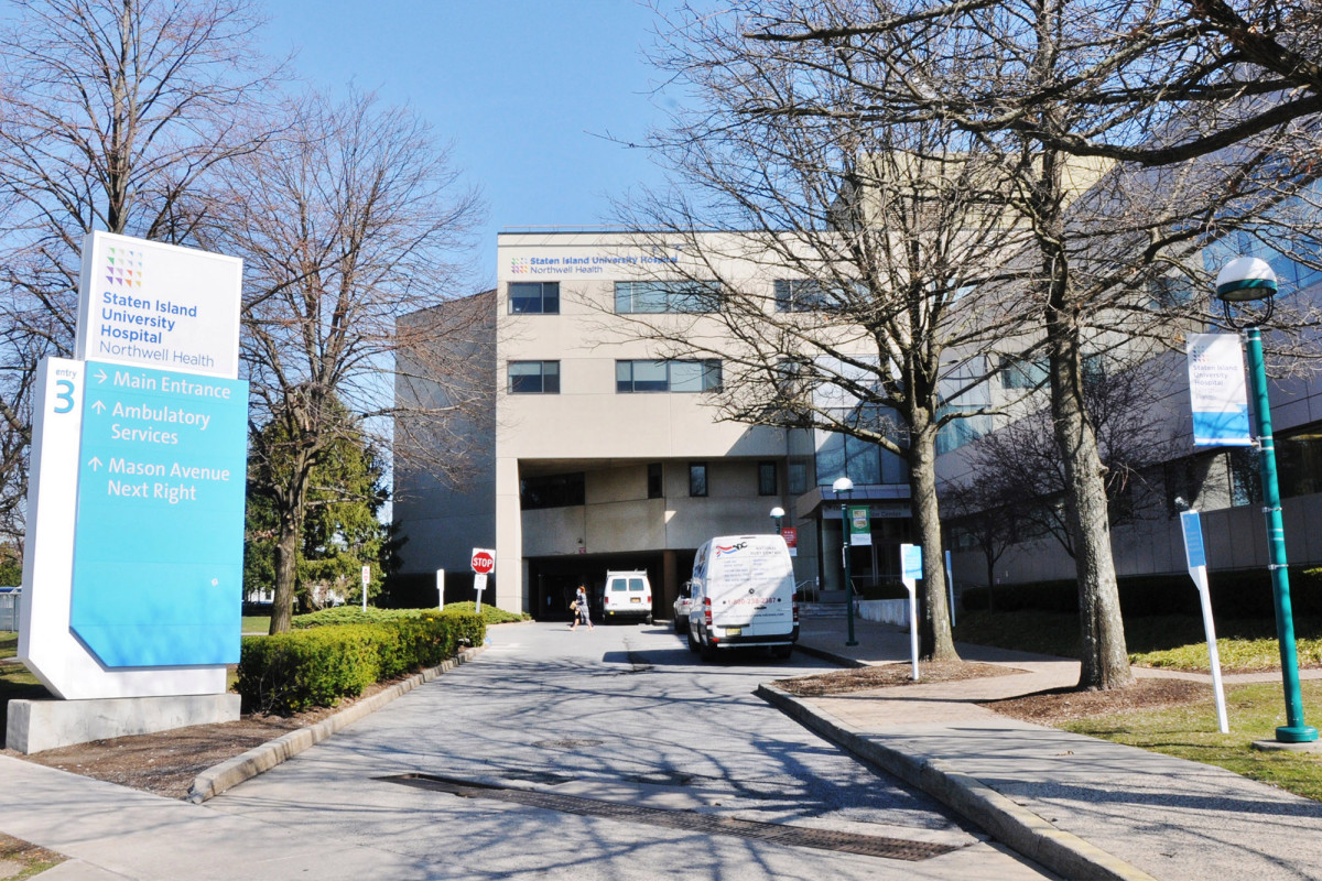 New York to reopen emergency COVID-19 field hospital on
Staten Island 1