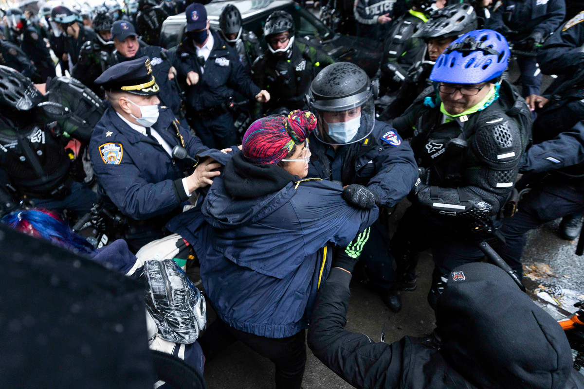 3 arrested after cops clash with anti-Trump protesters in
Manhattan 1
