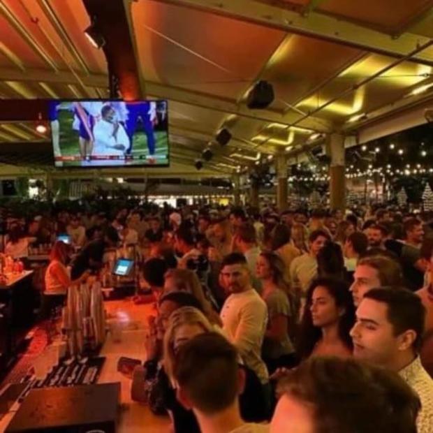 Florida bar shut down after hundreds pack in without
masks 1