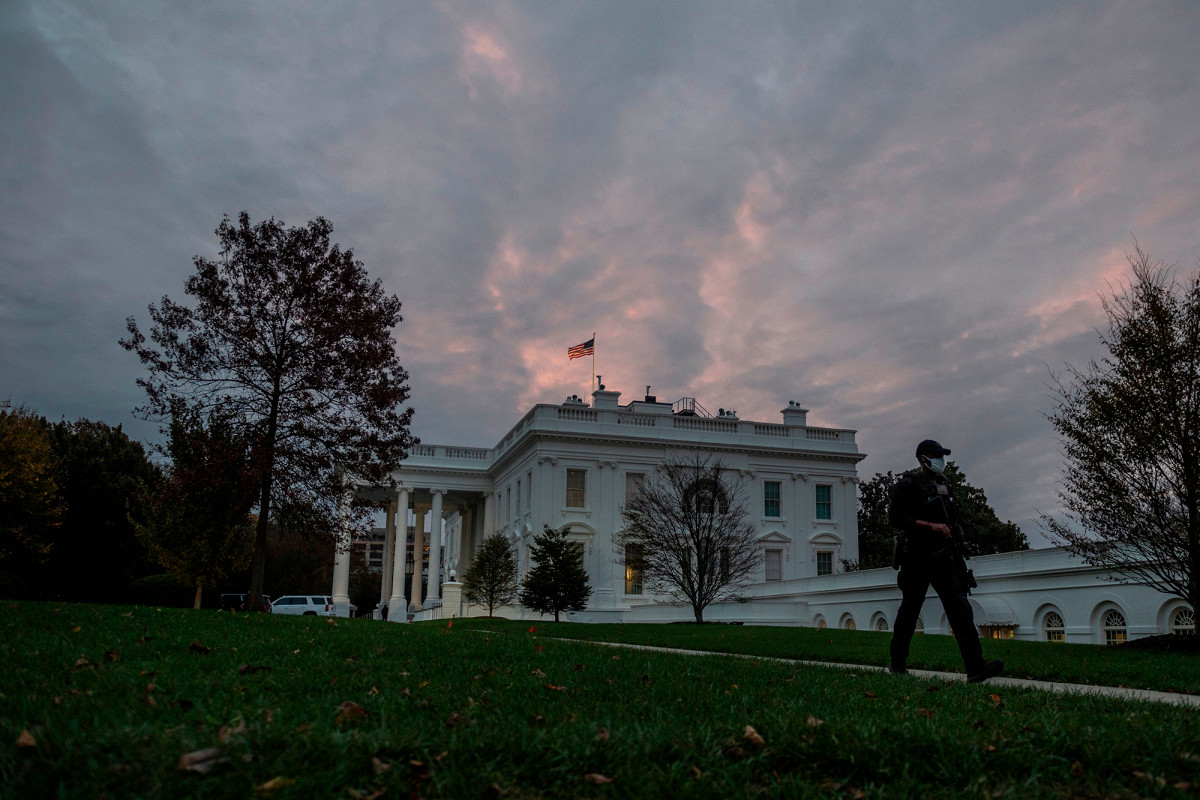 White House constructing fence to protect from election
protests 1