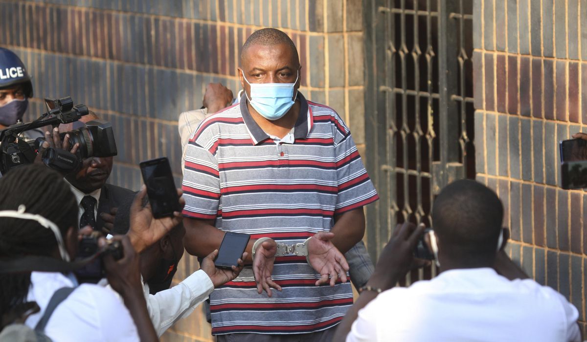 Fracas as protesting Zimbabwean journalist appears in
court 1