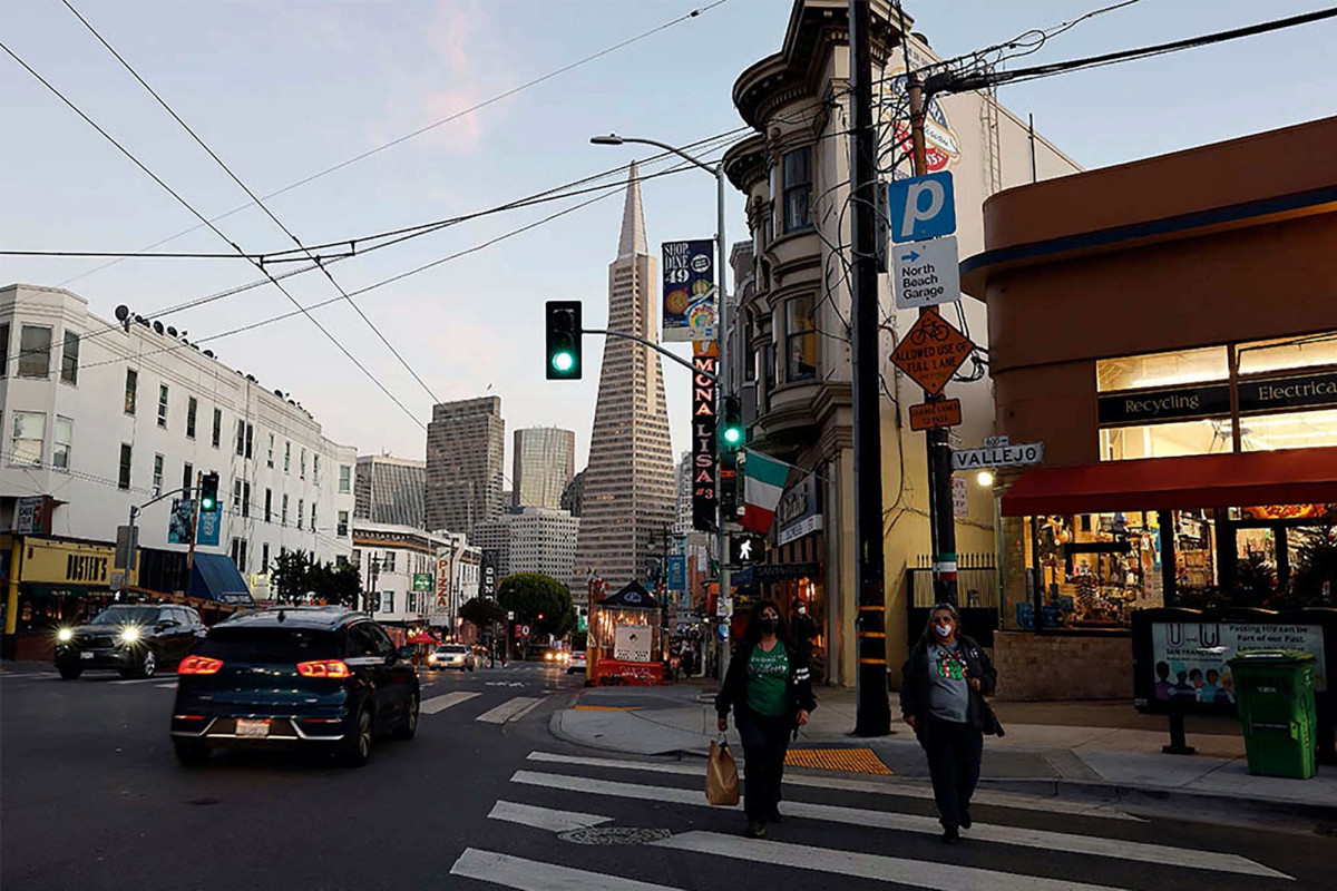 San Francisco Bay Area to begin month-long COVID-19
lockdown 1