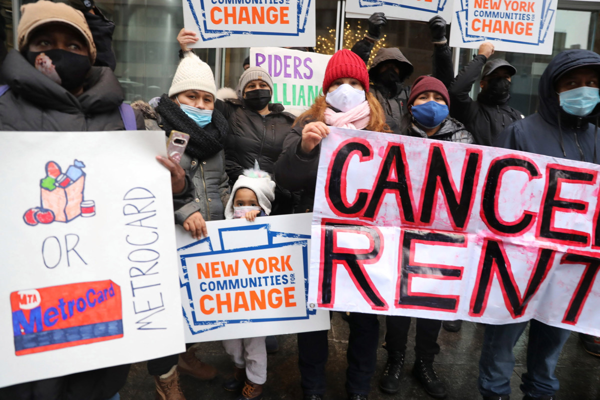 Commuters protest MTA fare hike outside Gov. Cuomo’s
Manhattan office 1