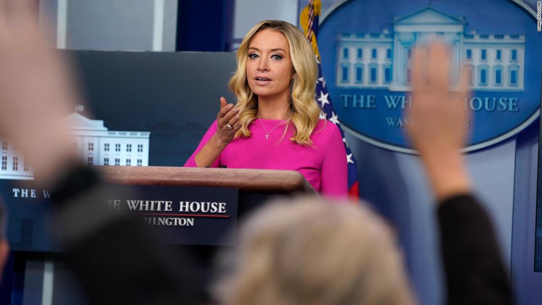 White House press secretary's husband attends briefing
without a mask 1