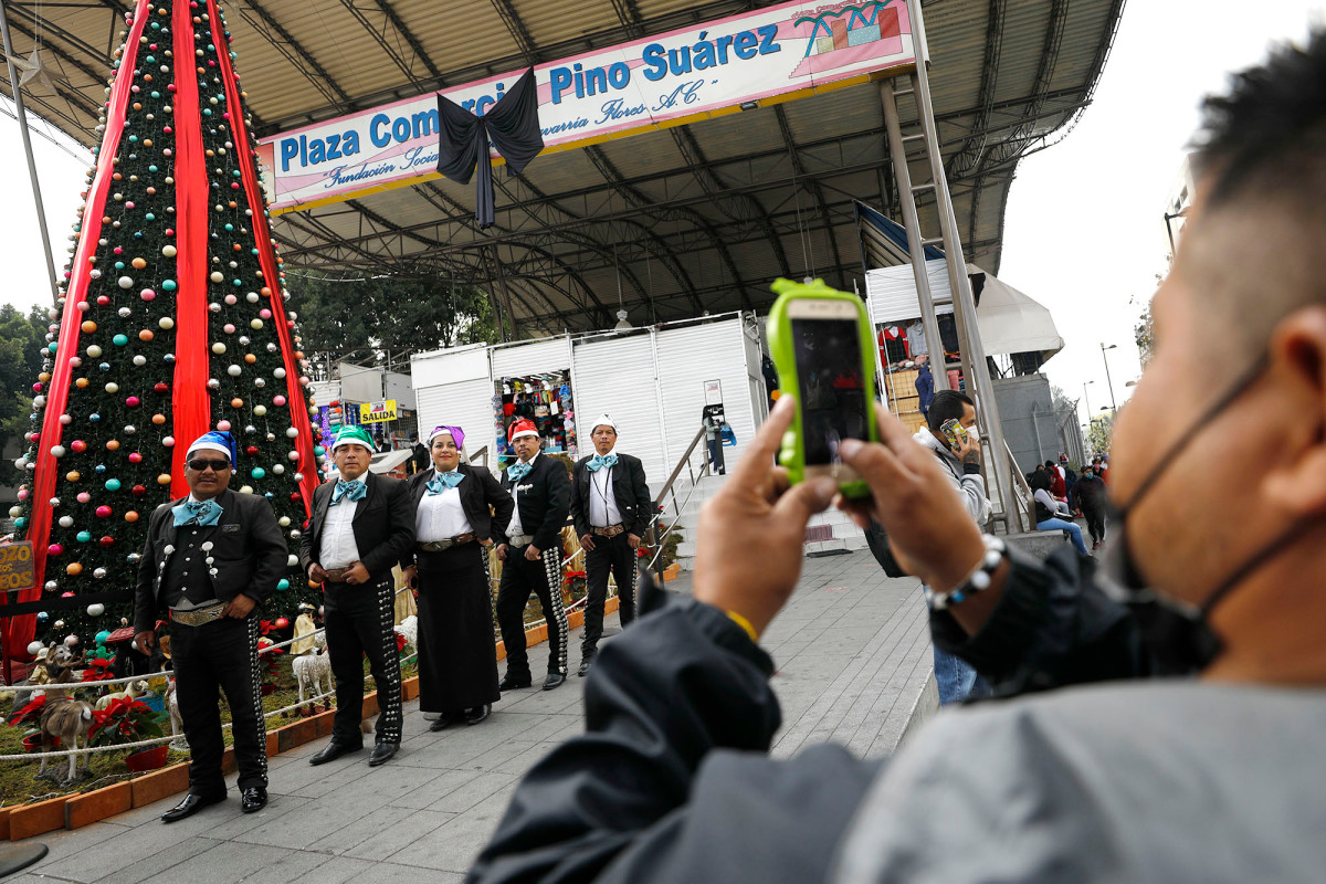 Mexico urging citizens to cancel Christmas celebrations amid
COVID-19 surge 1
