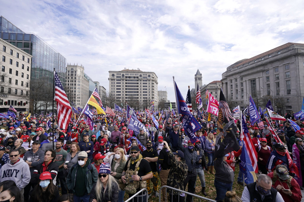 Violence erupts at Trump rally as thousands protest election
in DC 1