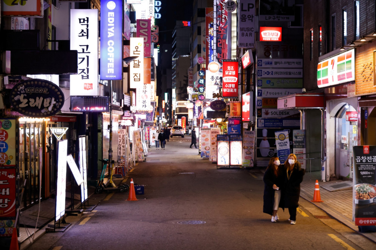 South Korea scrambles to build container hospital beds to
combat third COVID-19 wave 1