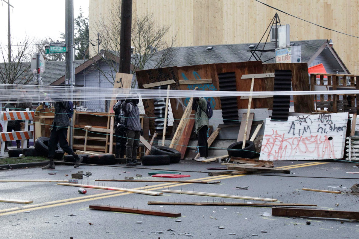 Portland protesters fighting gentrification barricade
streets, set booby traps for police 1