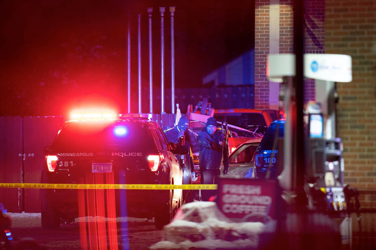 Minneapolis police officers fatally shoot man during traffic
stop 1