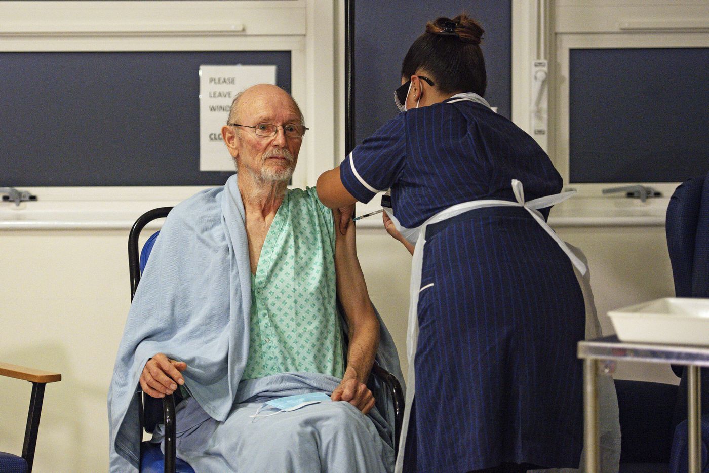 ‘William Shakespeare’ is the first man to receive England’s
COVID-19 vaccine outside clinical trial 1 ‘William Shakespeare’ is the first man to receive England’s
COVID-19 vaccine outside clinical trial 1