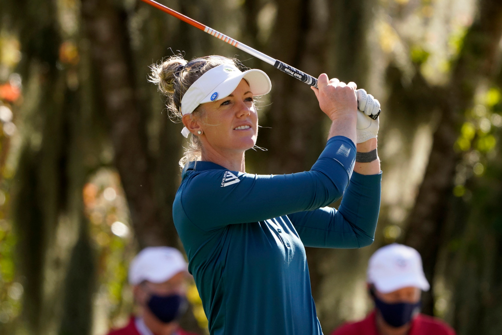 Amy Olson comes up aces and takes 1-shot lead in Women’s
Open 1