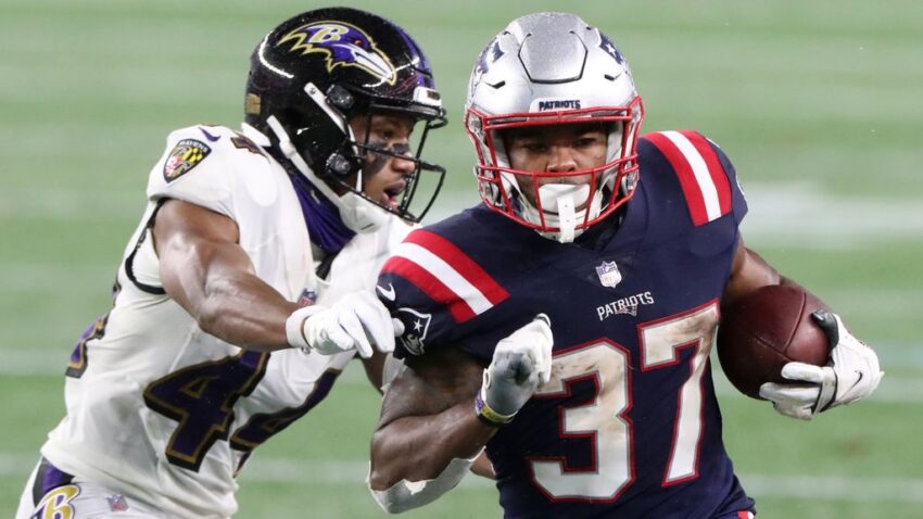 Damien Harris, Donte Moncrief out for Patriots against
Dolphins 1