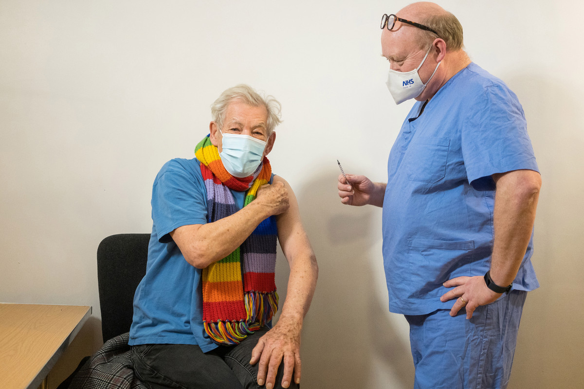 Sir Ian McKellen, 81, receives COVID-19 vaccine 1