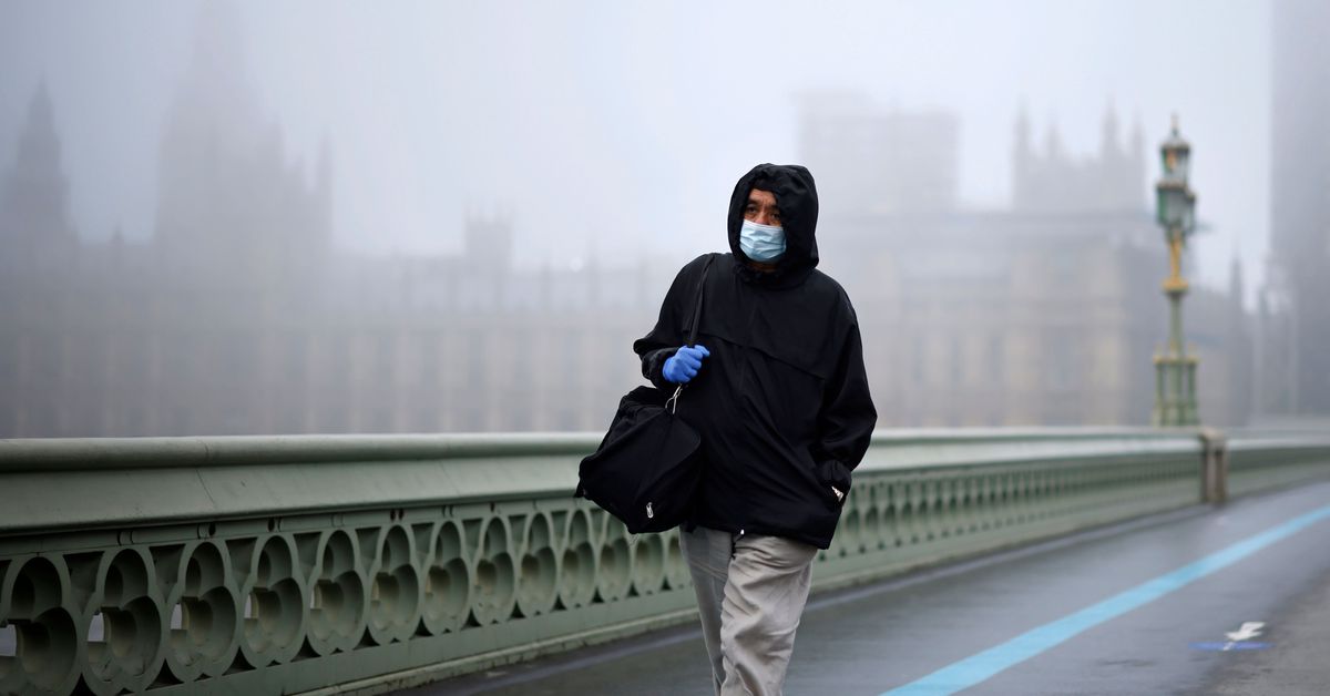 Facing a new coronavirus strain, the UK imposes a strict
lockdown 1