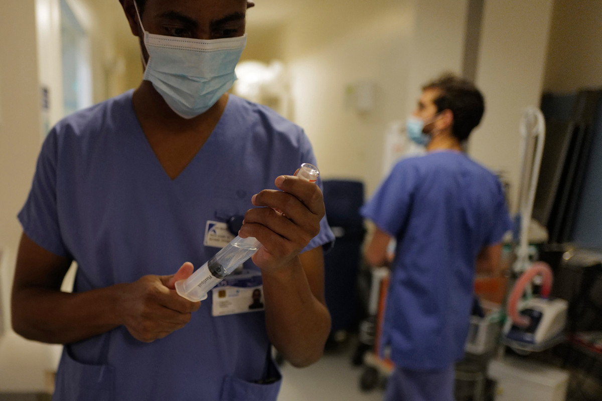 ‘Such is life’: How health workers continue to cope in
COVID-19 wards 1
