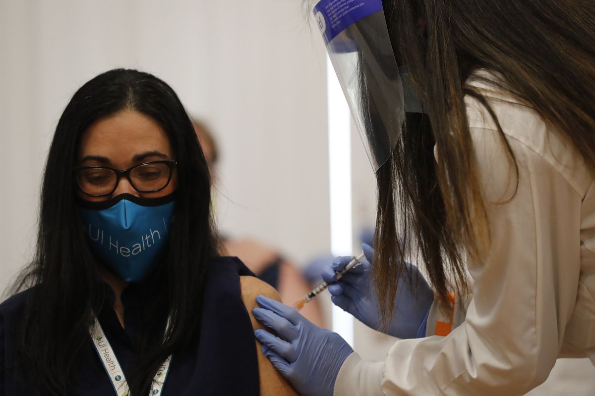 Chicago administers first 5 doses of coronavirus
vaccines 1 Chicago administers first 5 doses of coronavirus
vaccines 1