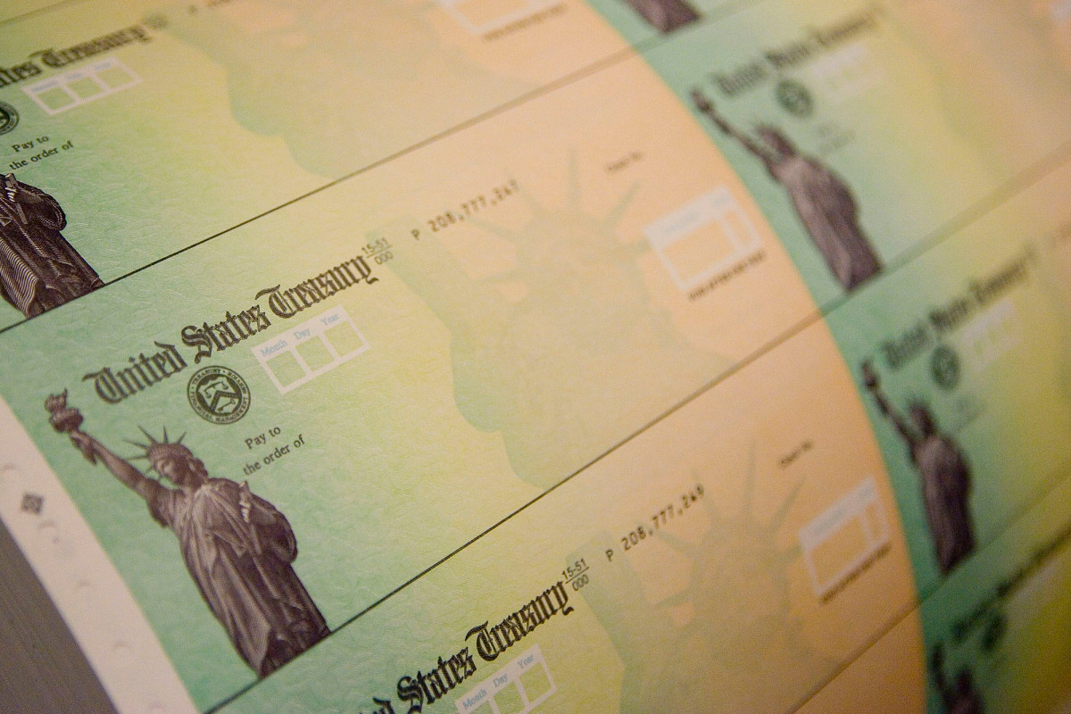 Americans begin to receive $600 COVID-19 stimulus
checks 1