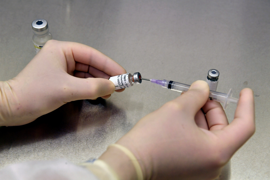 When can Coloradans expect to receive the COVID-19
vaccine? 1 When can Coloradans expect to receive the COVID-19
vaccine? 1