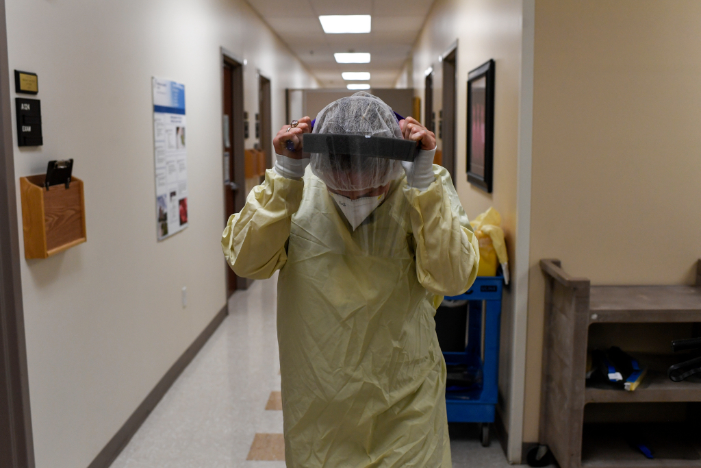 Colorado’s COVID-19 hospitalizations increase for second
day, raising concerns 1