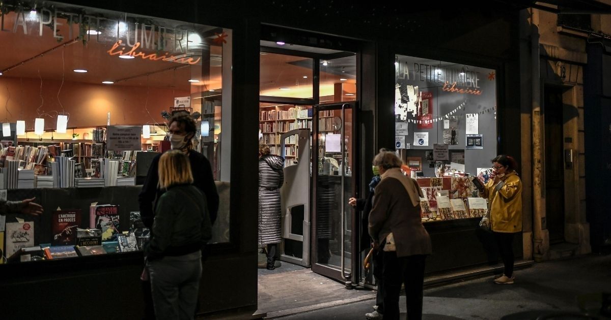 Woman Born Without Hands Denied Entry Into Bookstore for Not
Wearing Mask 1