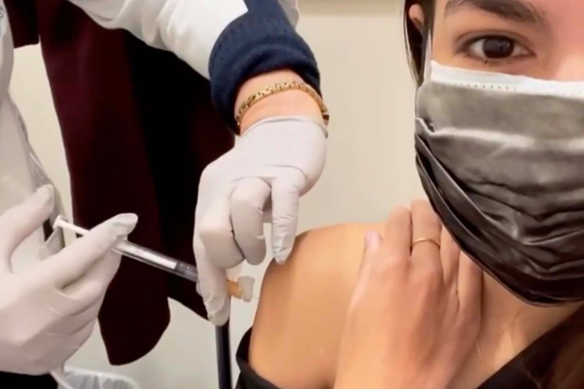 AOC records herself getting COVID-19 vaccine for
Instagram 1
