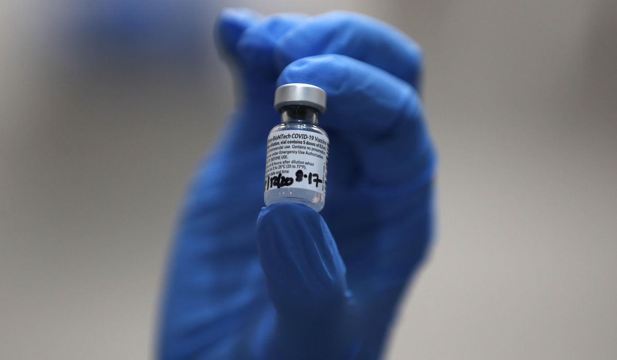 UK investigates possible allergic reactions to COVID-19
shot 1