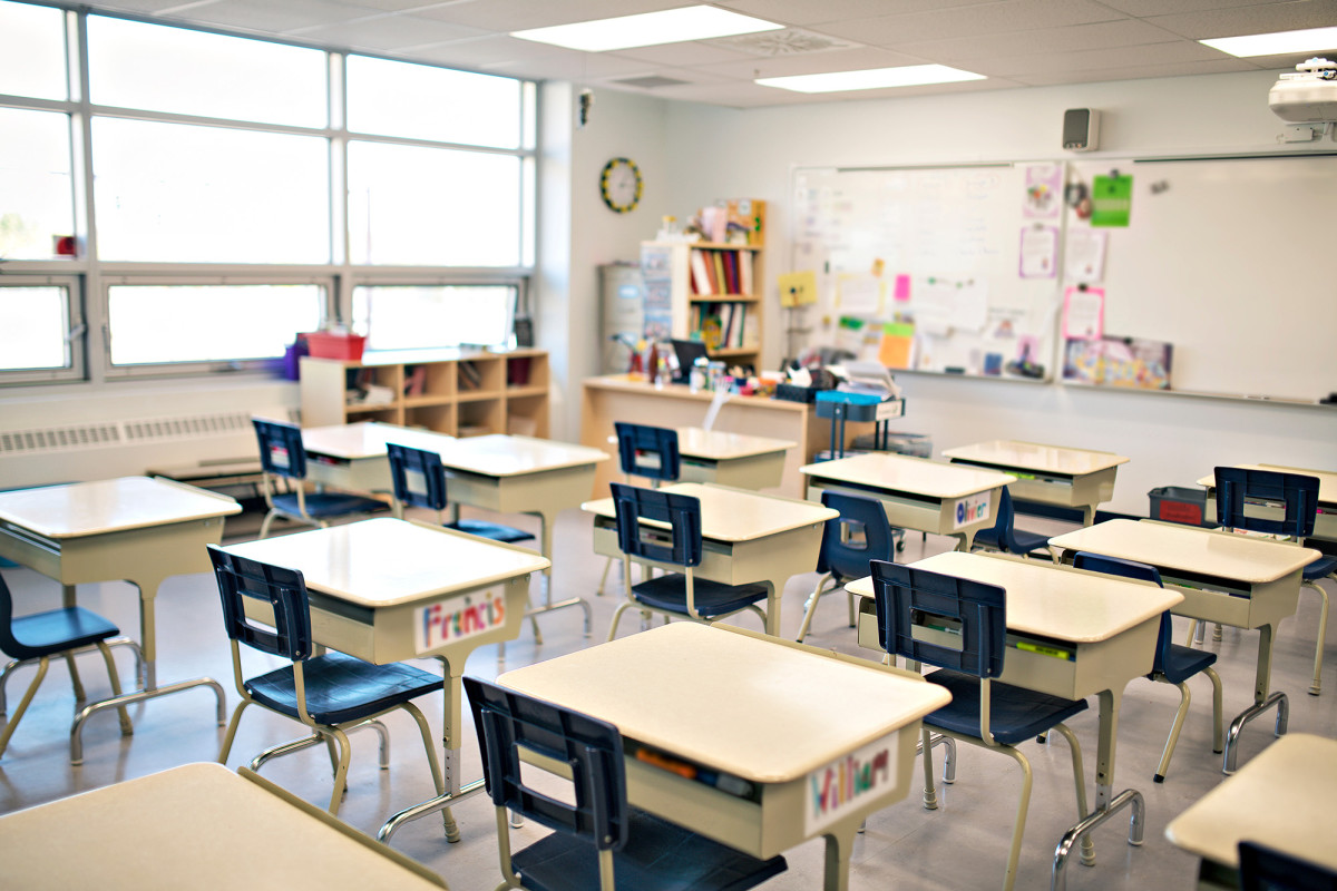 Oregon teacher suspended for ranting at anti-lockdown
protesters 1